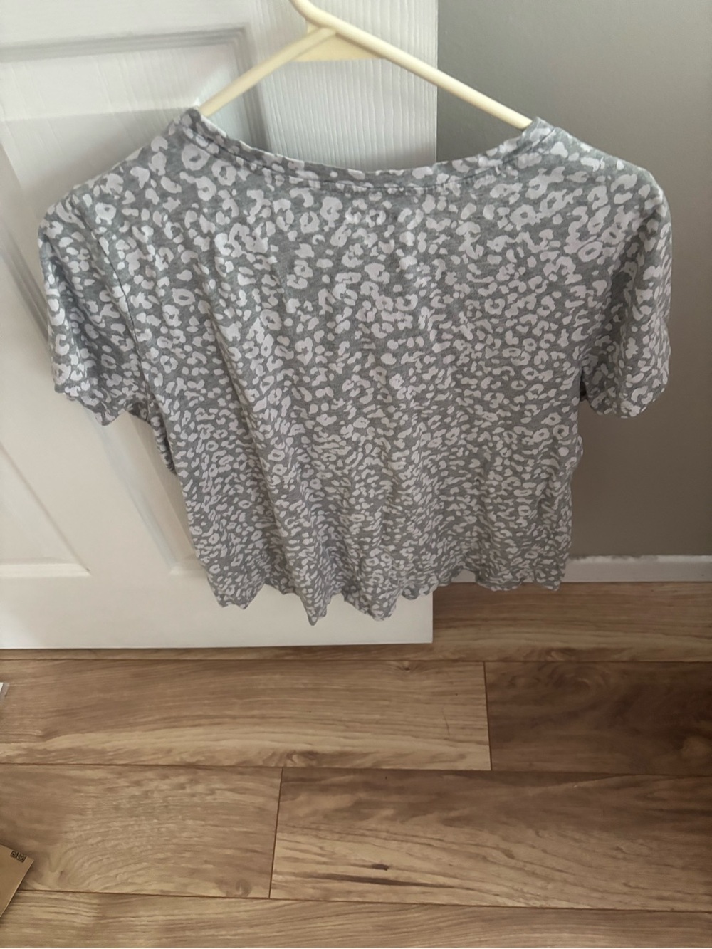Old Navy Gray and White Leopard Short Sleeve Tee